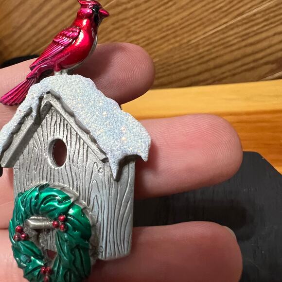 Vintage JJ Jonette Winter Snow Cardinal Birdhouse Brooch Pin Jewelry Wreath Bird - Picture 3 of 6